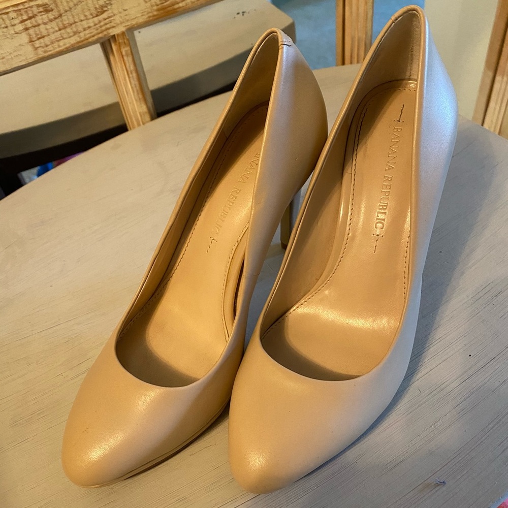 Banana Republic Nude Pumps